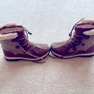 BearPaw Size 9 Hiking/Style Boots! Worn twice!